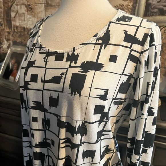 Chico’s Abstract Black and White Top size 2 (10/12) - Picture 2 of 5